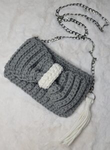 Mała torebka na szydełku