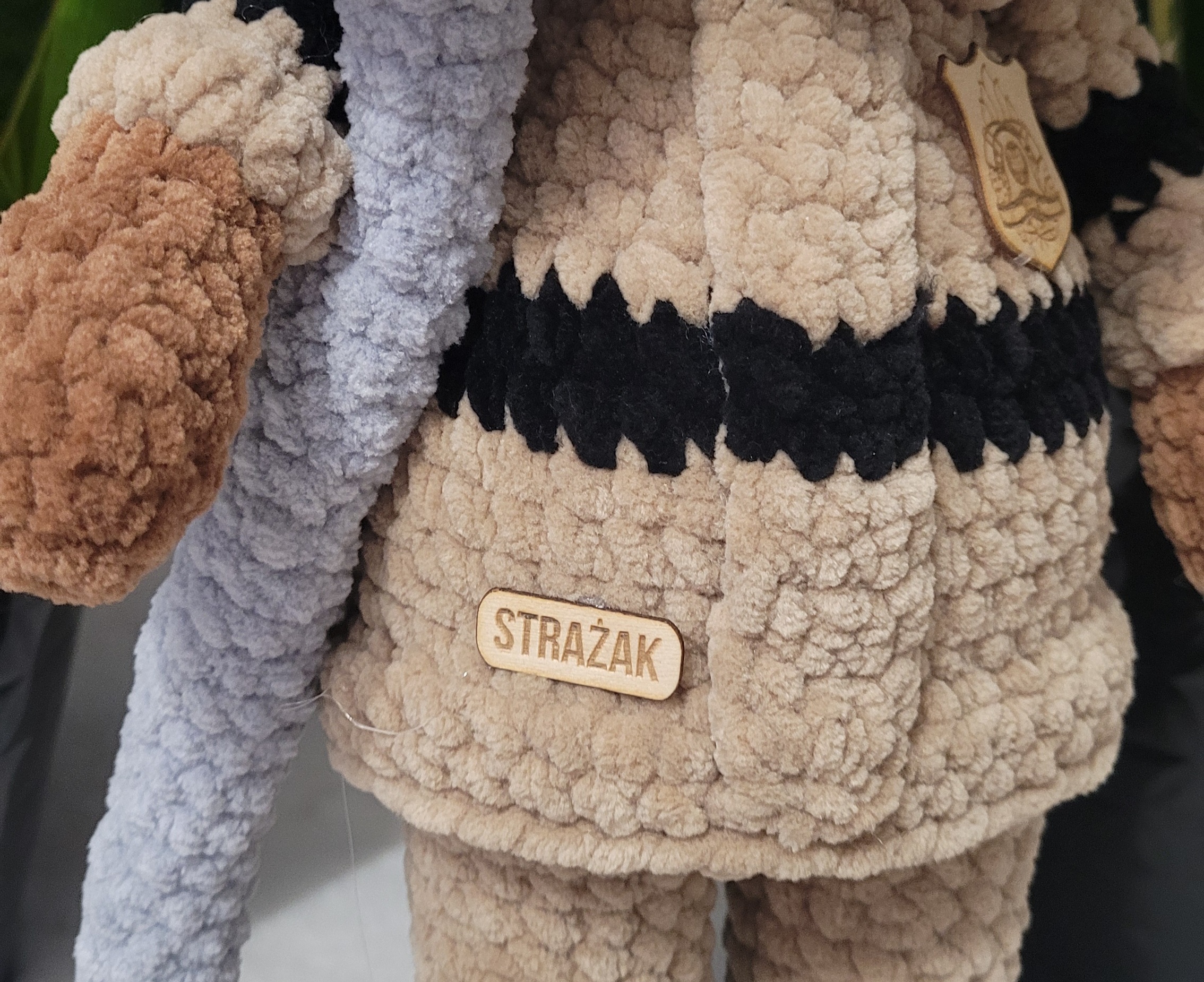 Miś na szydełku strażak